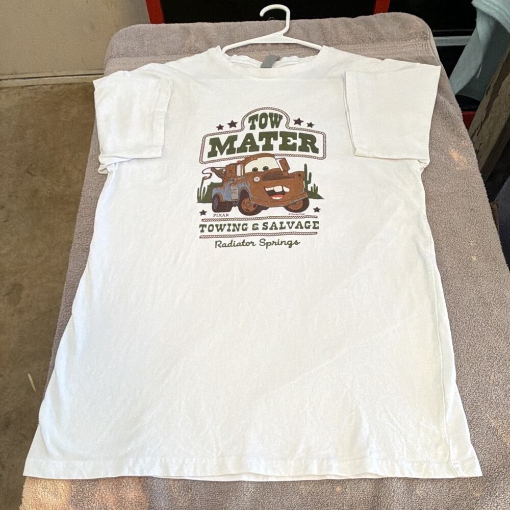 Tow Mater Towing & Salvage Cars Men’s White Graphic T-Shirt L Cotton Crew Neck